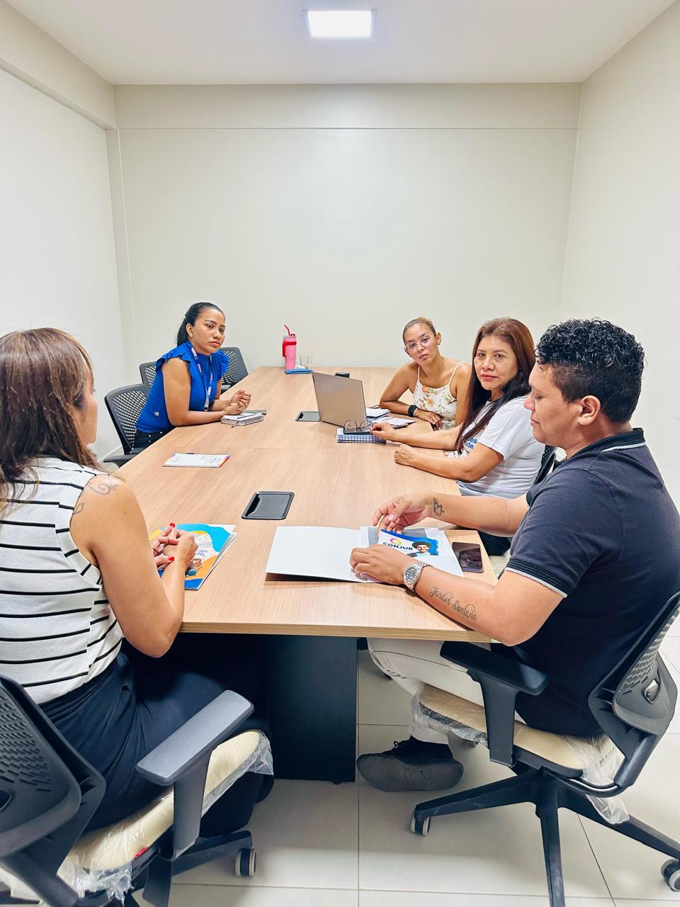 Reunião de equipe em ambiente administrativo do projeto